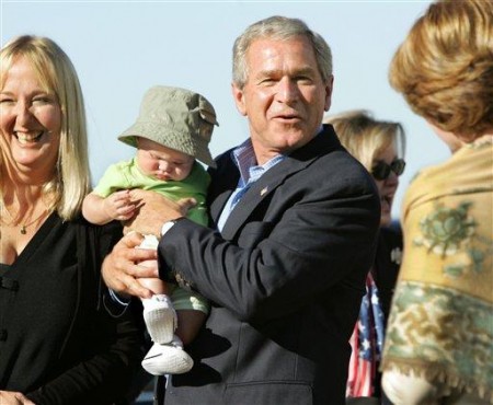 image-2008-11-6-5066732-41-fotografiile-bebelusii-sunt-loc-cinste-pentru-bush