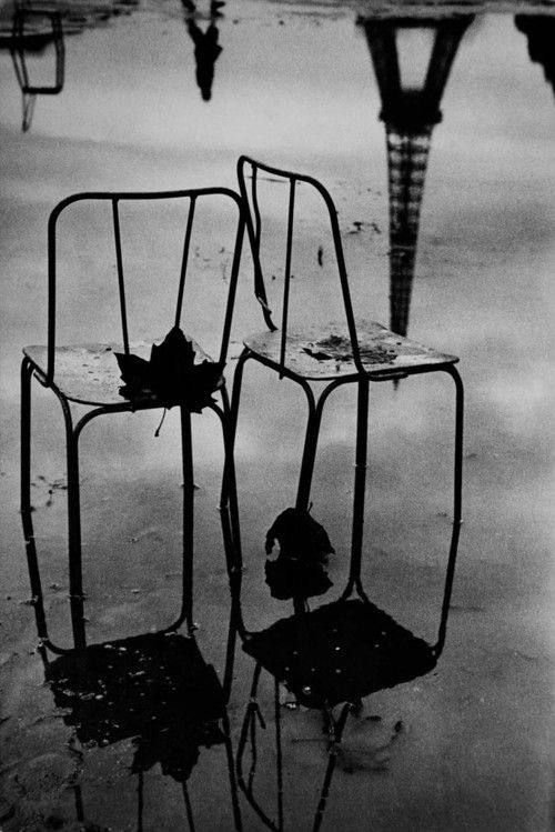 Reflets de chaises et de la Tour Eiffel. Paris, 1957.